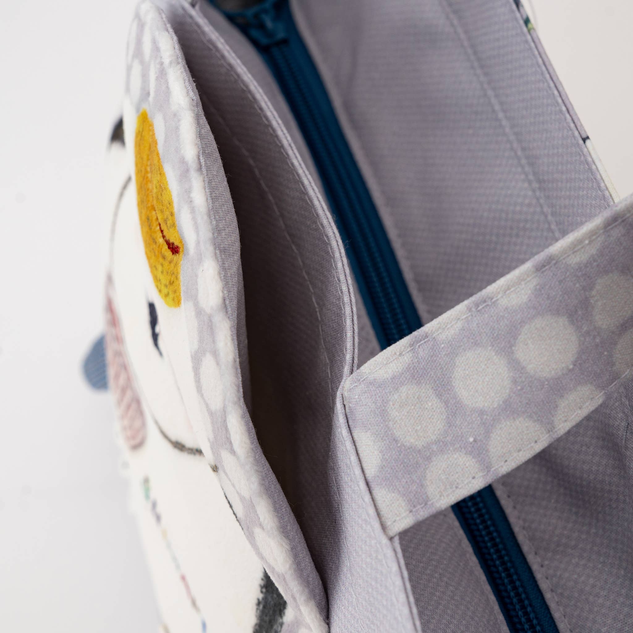 Kusuguru Shimapu Bird Embroidered Canvas Tote